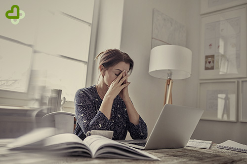 Женщина закрыла глаза от усталости